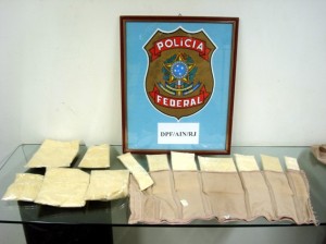 Angolano preso no Aeroporto Tom Jobim com cocaína na cintura