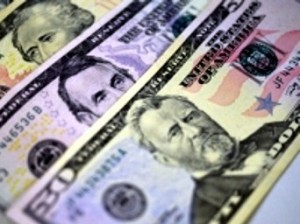 Dólar fecha acima de R$ 2,40, na maior cotação desde 2009