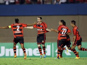 Zagueiro Chicão acertou linda cobrança de falta para deixar tudo igual em Goiânia