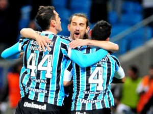 Grêmio vence o Cruzeiro por 3 a 1 na Arena e chega ao G4