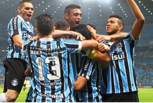 Grêmio vence a Ponte Preta e avança em busca da liderança do Brasileirão