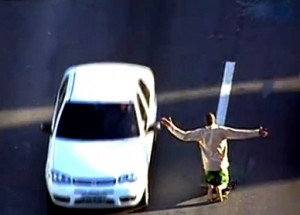 Homem invade a Avenida Brasil, ajoelha na pista e causa transtorno no trânsito do Rio de Janeiro