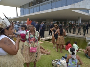 Índios fazem manifestação no Palácio do Planalto por demarcação de terras
