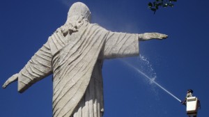 Bombeiros limpam monumento do Cristo em Itaperuna - Foto Renato Freitas / Blog do Adilson Ribeiro Bombeiros limpam monumento do Cristo em Itaperuna - Foto Renato Freitas / Blog do Adilson Ribeiro
