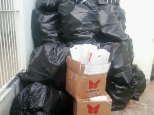 Lixo estava no quintal da empresa em Itaperuna (Foto: Divulgação/ Guarda Ambiental) Lixo estava no quintal da empresa em Itaperuna (Foto: Divulgação/ Guarda Ambiental)