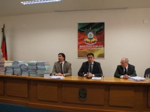 Os promotores Joel Oliveira Dutra (direita) e César Augusto Pivetta Carlan (esquerda) denunciaram hoje oito bombeiros no caso da Boate Kiss