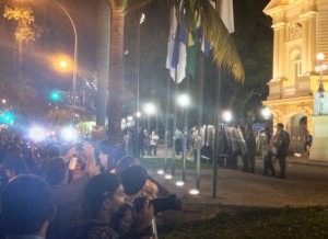 Protesto termina em confronto e depredação em frente ao Palácio Guanabara no Rio