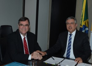 O representante da Opas/OMS no Brasil, Joaquim Molina, e o ministro da Saúde, Alexandre Padilha