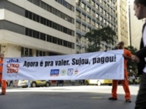 Pessoas flagradas jogando lixo na rua passam a ser multadas no Rio de Janeiro