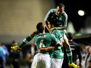 Palmeiras vence o Bragantino e garante a liderança da Série B