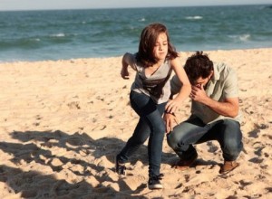 Paulinha tenta pedir socorro, mas Ninho impede (Foto: Amor à Vida/TV Globo) Paulinha tenta pedir socorro, mas Ninho impede (Foto: Amor à Vida/TV Globo)