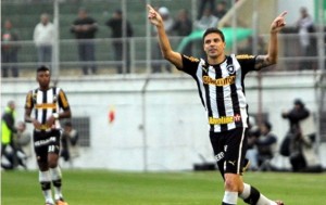 Botafogo vence a Portuguesa fora de casa e mantém a liderança do Brasileirão Botafogo vence a Portuguesa fora de casa e mantém a liderança do Brasileirão