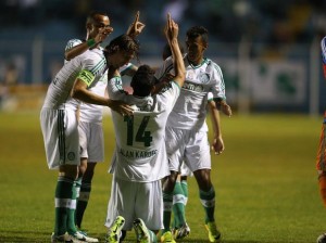 Palmeiras bate São Caetano de virada e se mantém na liderança