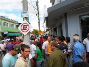 Produtores Rurais fazem protesto em frente ao Banco do Brasil em São José de Ubá