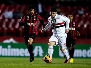 São Paulo pressiona, mas fica no empate com o Atlético-PR São Paulo pressiona, mas fica no empate com o Atlético-PR