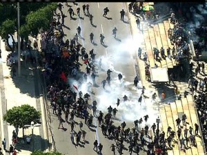 Confronto de manifestantes com a PM, com bombas de efeito moral esvazia desfile de 7 de Setembro