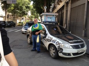 Um grupo pichou um carro da polícia Um grupo pichou um carro da polícia