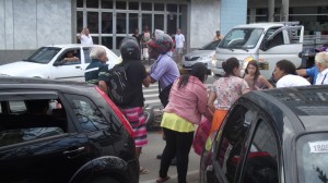 Mãe com duas filhas são atropeladas ao atravessar faixa de pedestres em Itaperuna-RJ - Fotos: Renato Freitas/Blog do Adilson Ribeiro Mãe com duas filhas são atropeladas ao atravessar faixa de pedestres em Itaperuna-RJ - Fotos: Renato Freitas/Blog do Adilson Ribeiro