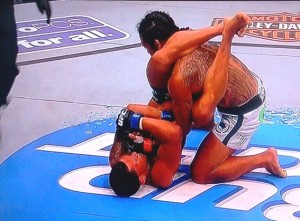 Anthony Pettis vence Ben Henderson no UFC 164 e se torna o novo campeão dos pesos leves