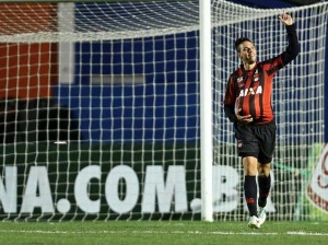 Atlético-PR bate o Santos e vai para a vice-liderança do Brasileirão