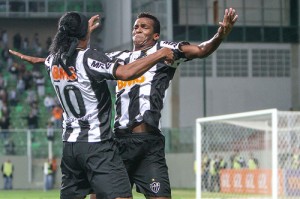 Com três gols de Jô, Atlético-MG vence o Coritiba no Independência