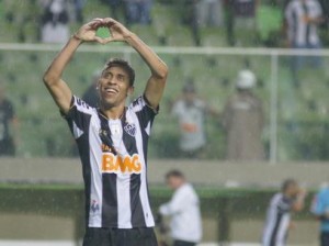 Atlético-MG vira sobre o Santos e aproxima do G-4 Atlético-MG vira sobre o Santos e aproxima do G-4