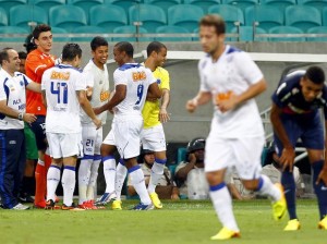 Cruzeiro vence o Bahia fora de casa e dispara na liderança