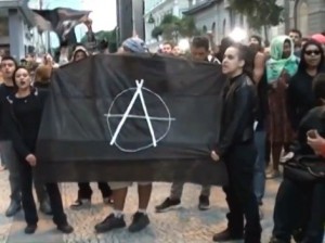Black blocs protestam no Rio contra prisão de três integrantes