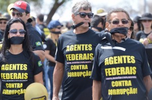 Manifestantes da PF em Brasília pediram o fim da corrupção Manifestantes da PF em Brasília pediram o fim da corrupção