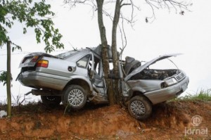 Homem perde controle de carro que bate em árvore na BR-356