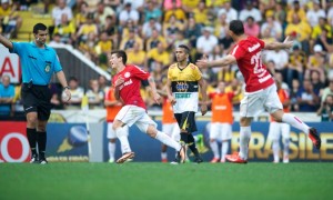 Internacional vence o Criciúma e encosta no G-4 Internacional vence o Criciúma e encosta no G-4