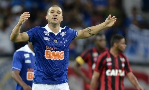 Cruzeiro derrota o Atlético-PR e dispara na liderança do Brasileirão