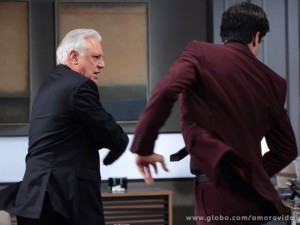 César senta a mão na cara de Félix (Foto: Amor à Vida / TV Globo)