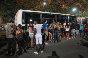 Vítimas de furtos e assaltos formam fila na delegacia móvel na primeira noite do Rock in Rio Vítimas de furtos e assaltos formam fila na delegacia móvel na primeira noite do Rock in Rio