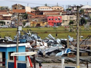 Diversos locais foram destelhadas pelos fortes ventos (Foto: Aline Oliveira/TEM Você)