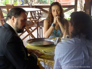Castro conversa com Donato e Bibiana (Foto: Flor do Caribe/TV Globo)
