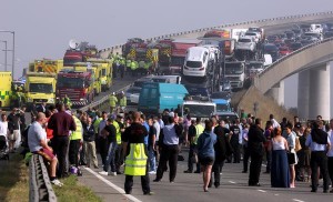 Engavetamento envolve mais de 100 veículos por causa de neblina