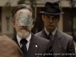 Furioso, Mundo joga dinheiro na cara de Ernest (Foto: Joia Rara/ TV Globo) Furioso, Mundo joga dinheiro na cara de Ernest (Foto: Joia Rara/ TV Globo)
