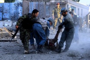 Consulado dos EUA é atacado com explosões no Afeganistão e cinco são mortos Consulado dos EUA é atacado com explosões no Afeganistão e cinco são mortos