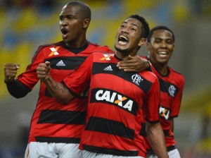 Com Hernane em campo, Flamengo bate o Vitória-BA pelo Brasileirão