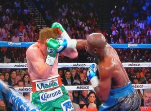 Floyd Mayweather vence o mexicano Saul Canelo Alvarez no Boxe