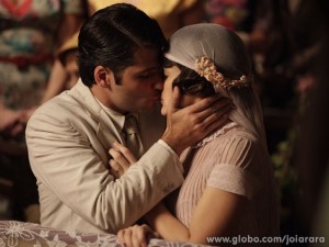 Franz e Amélia se rendem à paixão e casam (Foto: Joia Rara/ TV Globo) Franz e Amélia se rendem à paixão e casam (Foto: Joia Rara/ TV Globo)