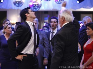 César perde o controle e bate no filho no meio da festa (Foto: Amor à Vida/TV Globo) César perde o controle e bate no filho no meio da festa (Foto: Amor à Vida/TV Globo)