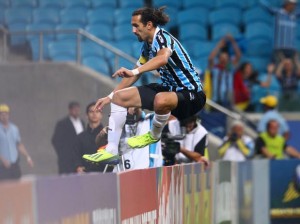 Grêmio vence a Portuguesa em jogo de muitos gols e confusões Grêmio vence a Portuguesa em jogo de muitos gols e confusões