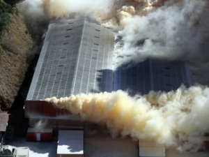 Vento muda de direção e atrapalha contenção da fumaça em armazém catarinense