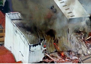 Galpão de loja de autopeças consome num incêndio em São Paulo Galpão de loja de autopeças consome num incêndio em São Paulo