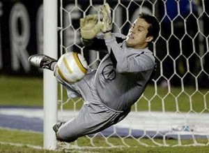 Goleiro Júlio César, confirmado para a Copa 2014, fratura o dedo em treinamento na Inglaterra