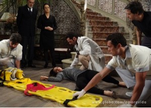 Thales acusa Lídia de ter colocado o vestido do avó de Nicole no sofá de propósito (Foto: Amor à Vida / TV Globo Thales acusa Lídia de ter colocado o vestido do avó de Nicole no sofá de propósito (Foto: Amor à Vida / TV Globo