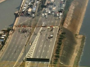 Marginal Tietê foi fechada em ato de movimento a favor de moradias (Foto: Reprodução/TV Globo)