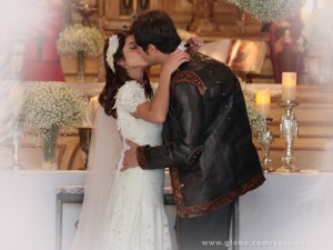 Gibão e Marcina se casam (Foto: TV Globo/ Saramandaia) Gibão e Marcina se casam (Foto: TV Globo/ Saramandaia)